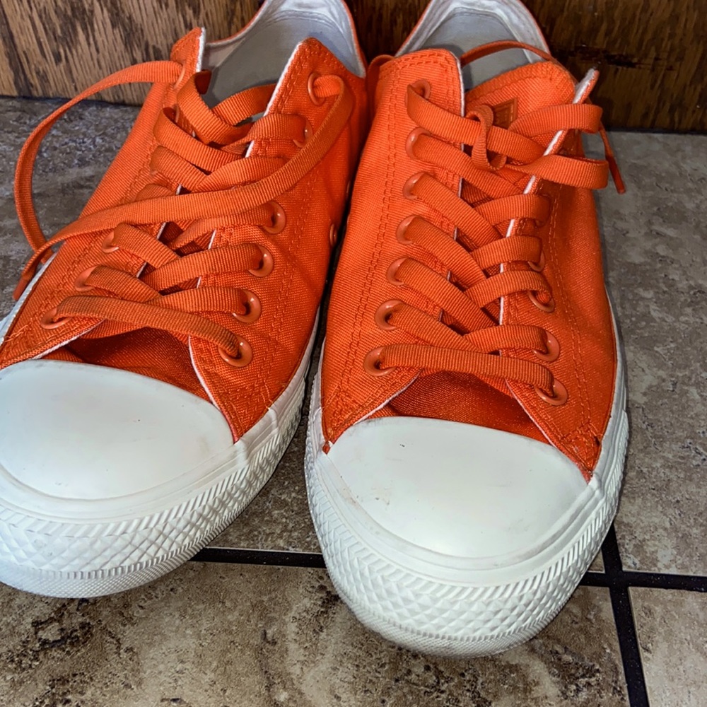 Orange converse men’s 8.5